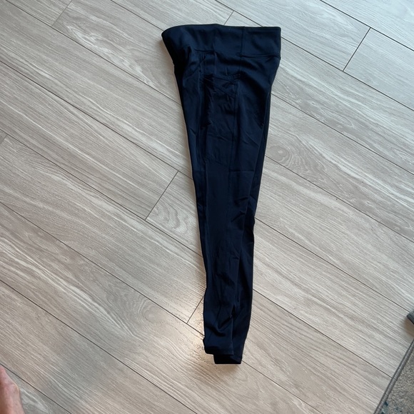 Fabletics xs navy blue leggings. Sheer side with side pockets - Picture 3 of 4